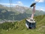 druhý úsek visuté kyvadlové lanovky na Jakobshorn, v pozadí na protilehlém svahu oblast Parsennu / Foto : Radim Polcer 09.07.2011