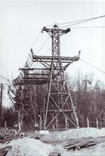 podpry  . 1 a 2 se zavenou ochrannou st v mst pechodu lanovky pes eleznici. Polohu opt uruje budova koly v pozad / Foto : archiv Vlastislav Smutn